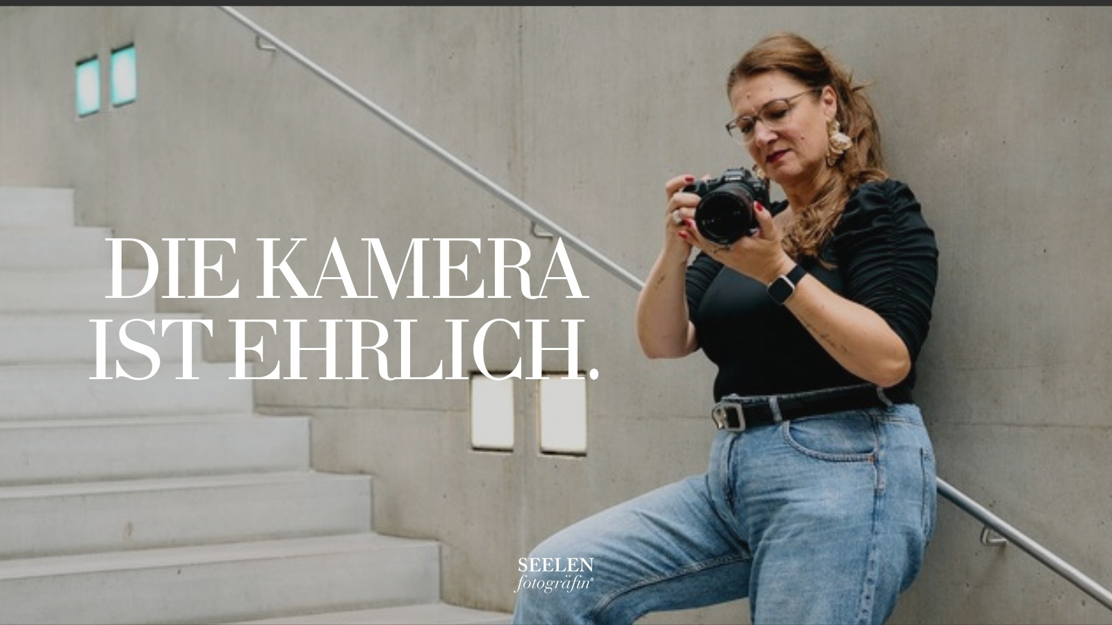 Die Kamera ist ehrlich. Fotografin mit Kamera auf einer Treppe.