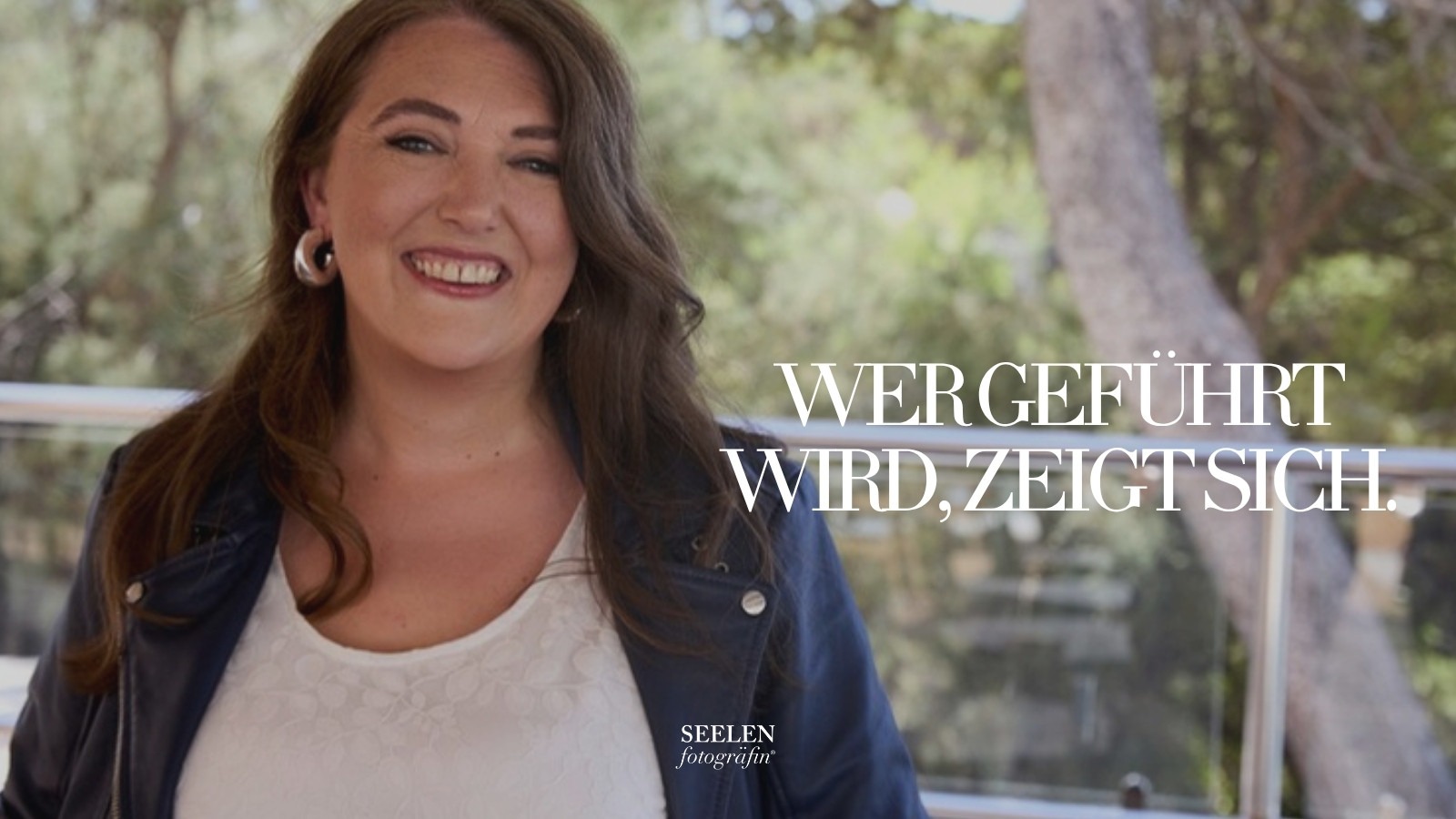 Wer geführt wird, zeigt sich. Lachende Frau im Portrait.