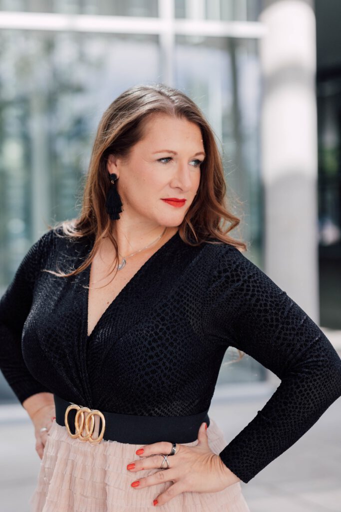 Ines Schäfer, SEELENfotogräfin® und Personal Brand Fotografin, selbstbewusst mit Händen in den Hüften